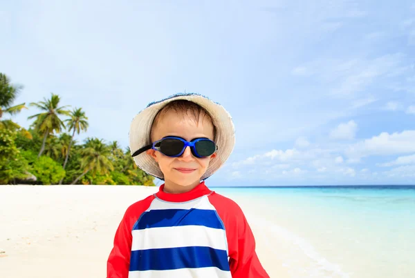 Szczęśliwy chłopiec w Pływaniu gogle na plaży — Zdjęcie stockowe