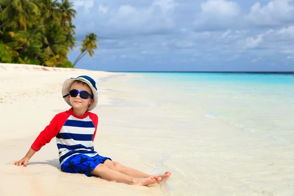 Ładny chłopczyk zrelaksować się na tropikalnej plaży — Zdjęcie stockowe