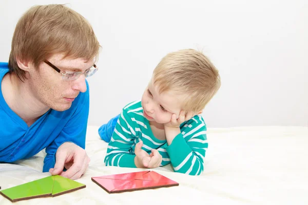 Padre e hijo jugando con rompecabezas —  Fotos de Stock