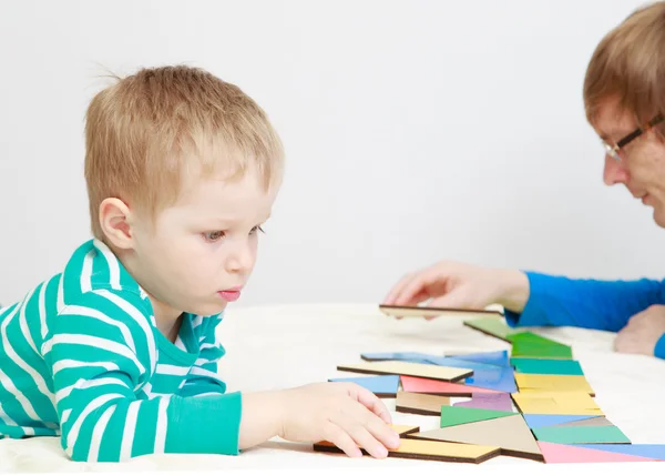 Kind spelen met puzzel, vroeg onderwijs — Stockfoto