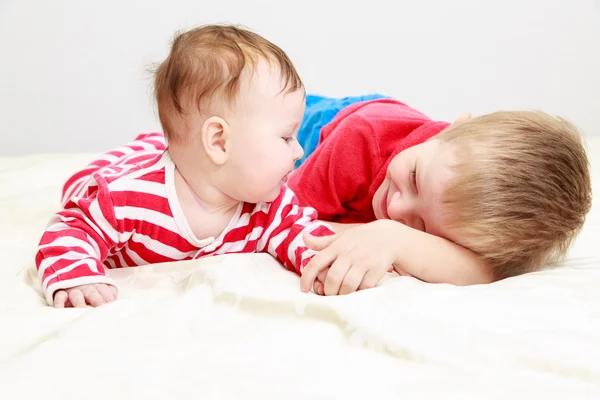 Fratellino giocare con neonato sorella — Foto Stock