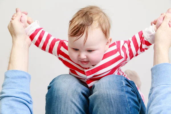 Nyfödd baby flicka som leker med förälder — Stockfoto