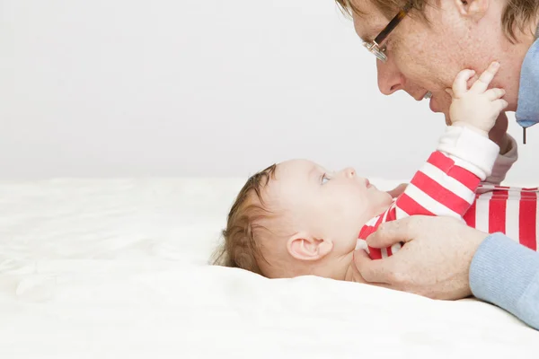 Padre con hija recién nacida — Foto de Stock