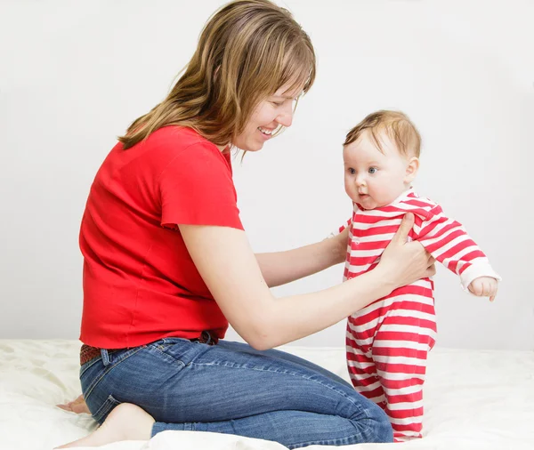 Baby att göra första stegen — Stockfoto