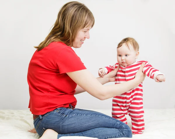 Baby att göra första stegen — Stockfoto