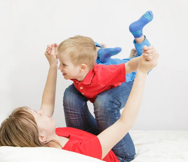 Madre e hijo jugando en casa — Foto de Stock