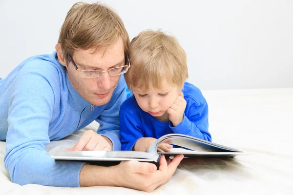 Padre e hijo leyendo juntos —  Fotos de Stock
