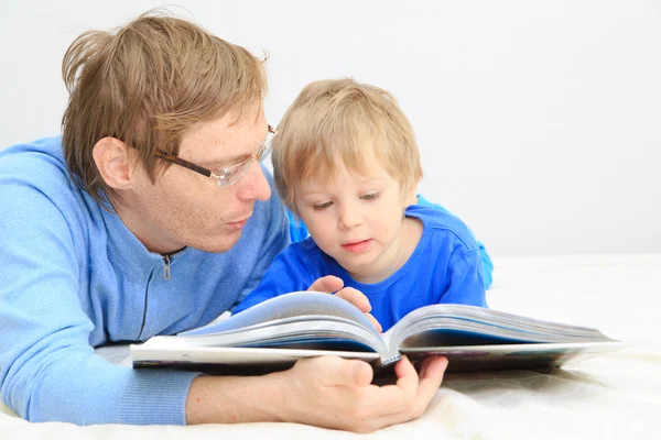 Padre e hijo leyendo juntos —  Fotos de Stock