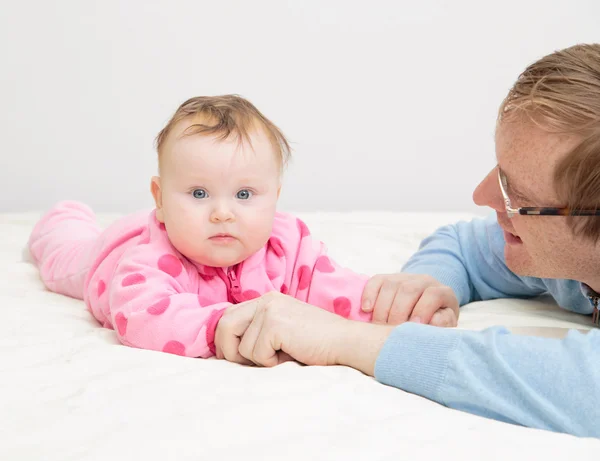 Far med nyfödd dotter — Stockfoto