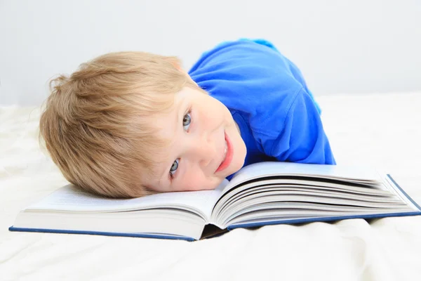 Kleiner Junge hat Spaß beim Lernen — Stockfoto