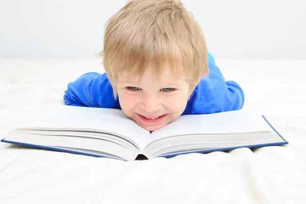 Niño divirtiéndose durante el estudio —  Fotos de Stock