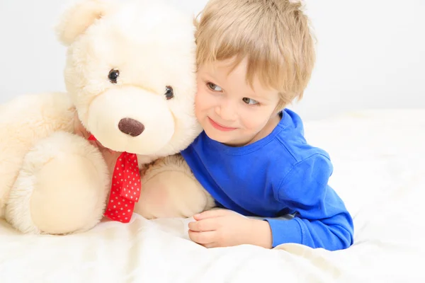 Mignon petit garçon avec ours en peluche — Photo