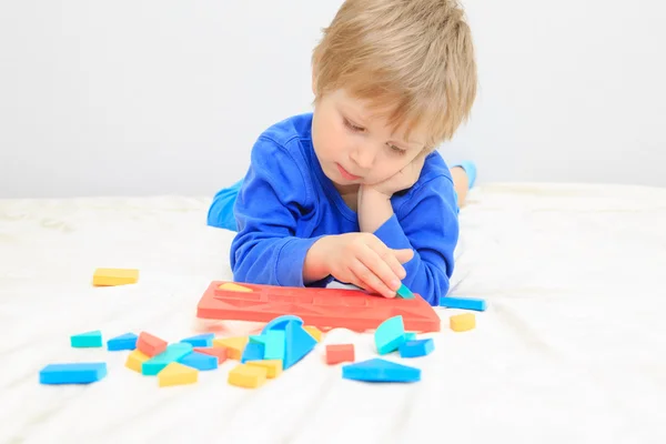 Little boy learning shapes — Stock Photo, Image