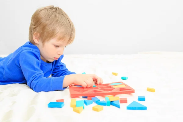 Little boy learning shapes — Stock Photo, Image