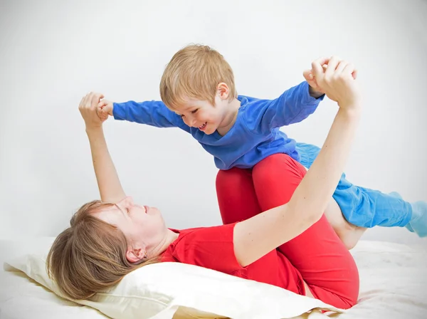 Madre e figlio giocare a casa — Foto Stock