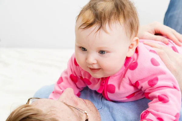 Söt newborn baby flicka med förälder — Stockfoto