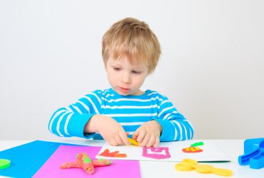 küçük çocuk kil hamuru ile oynamak