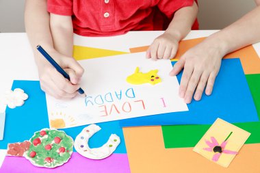 Anne ve baba için mevcut çizim oğlu