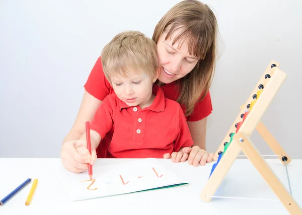 Moeder en zoon leren math — Stockfoto