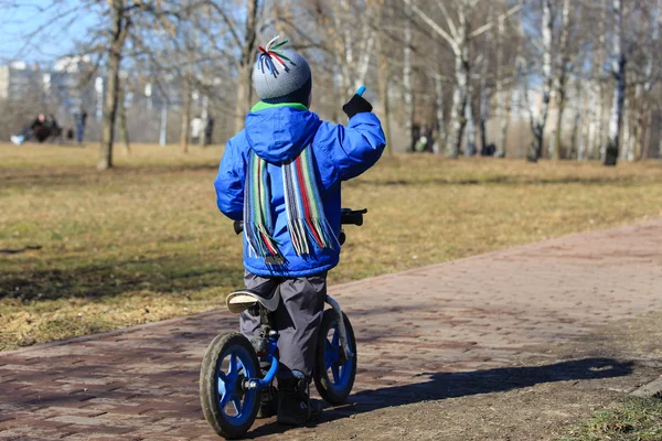 Runbike、早期のスポーツに乗る少年 — ストック写真