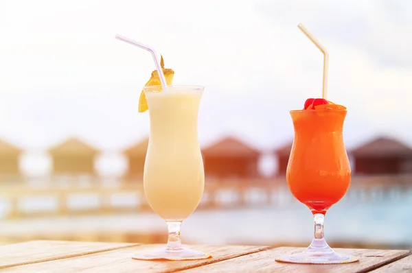 Dwa koktajle na tropikalnej plaży luksusowy — Zdjęcie stockowe