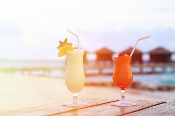 Два коктейлі на розкішному тропічному пляжі — стокове фото