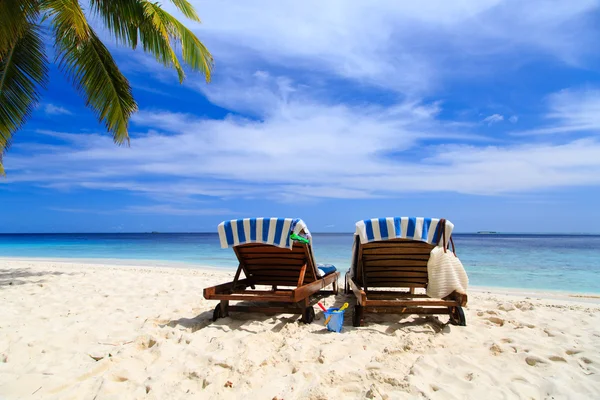 Due sedie sulla spiaggia tropicale — Foto Stock