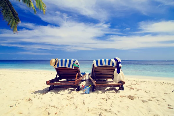 Dos sillas en la playa tropical — Foto de Stock
