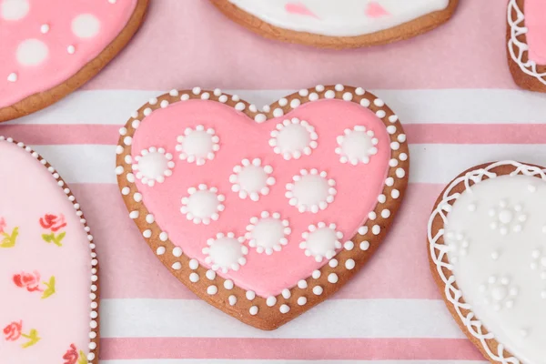 Biscotti di cuore su uno sfondo di legno — Foto Stock