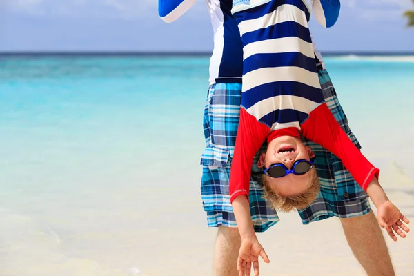 Vader en zoontje spelen op zomer strand — Stockfoto