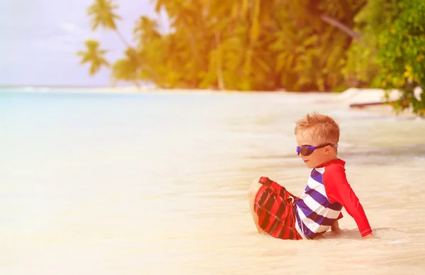 Ładny mały chłopiec grać na tropikalnej plaży — Zdjęcie stockowe