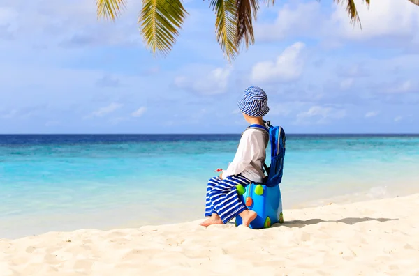 Bambino viaggia in spiaggia con valigia — Foto Stock