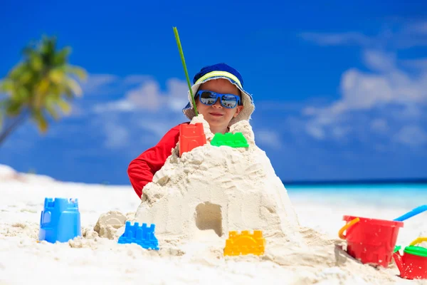 ビーチの砂の城の建物の小さな男の子 — ストック写真