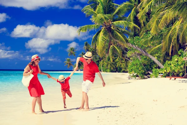 Rodzina z dzieckiem grając na tropikalnej plaży — Zdjęcie stockowe