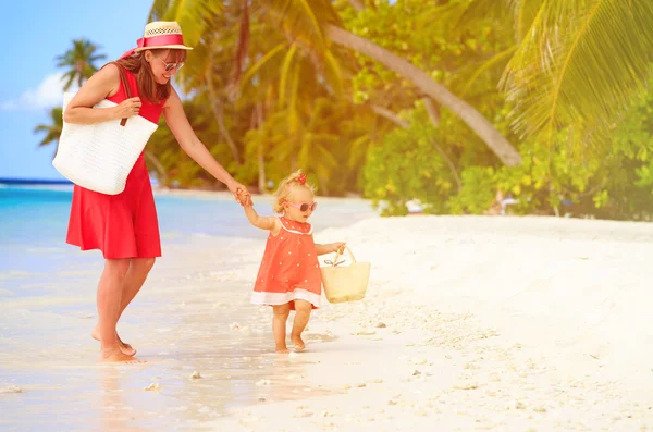Matka a dcera roztomilé malé procházky na pláži — Stock fotografie