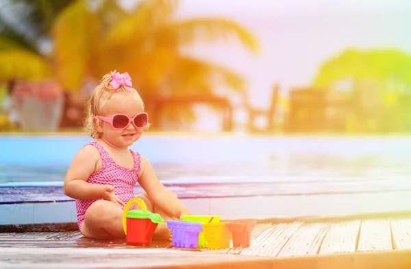 Mignonne petite fille jouant dans la piscine à la plage — Photo