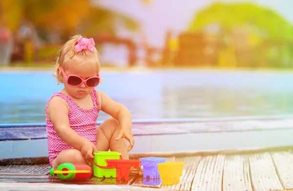 Mignonne petite fille jouant dans la piscine à la plage — Photo