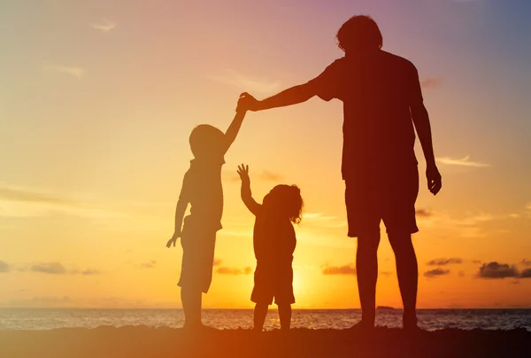 Père avec deux enfants, garçon et fille, jouant au coucher du soleil — Photo