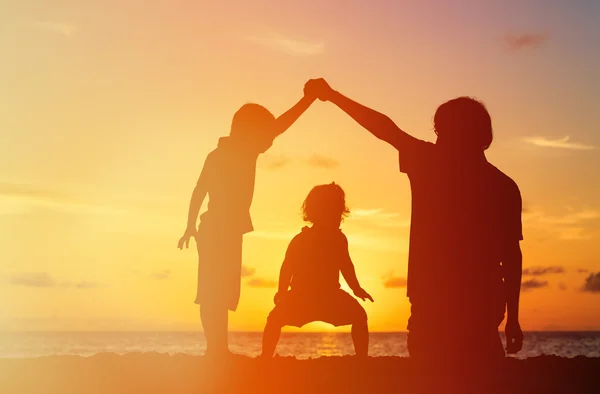 两个孩子，男孩和女孩，玩在日落时分的父亲 — 图库照片