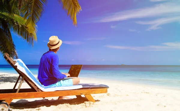 열 대 해변에 노트북을 가진 남자 — 스톡 사진