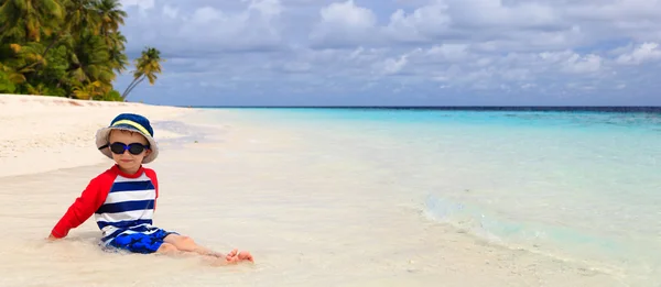 Milý chlapeček relaxovat na tropické pláži — Stock fotografie