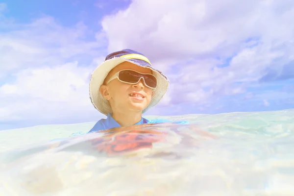 Joyeux petit garçon nageant sur la plage tropicale — Photo