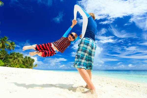 Padre e figlio che giocano sulla spiaggia tropicale — Foto Stock