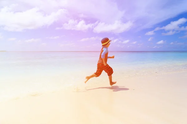 Ευτυχισμένος μικρό αγόρι που τρέχει σε τροπική παραλία — Φωτογραφία Αρχείου