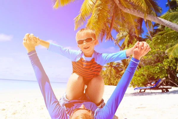 Father and son playing on summer beach — Stock Photo, Image