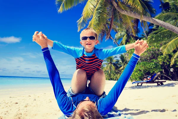Apa és fia játszik a nyári strand — Stock Fotó