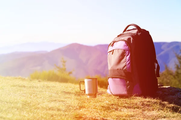 Sırt çantası ve termos dağlarda, seyahat — Stok fotoğraf