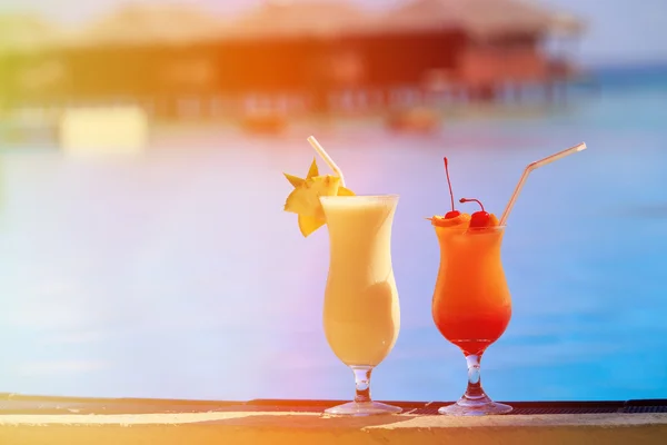 Два коктейля на роскошном пляжном курорте — стоковое фото