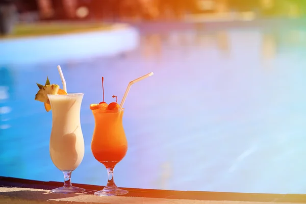 Två drinkar på lyxiga beach resort — Stockfoto