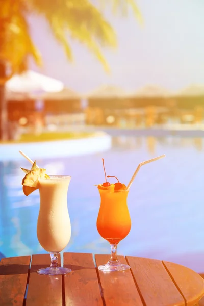 Dwa koktajle na plaży luksusowy — Zdjęcie stockowe